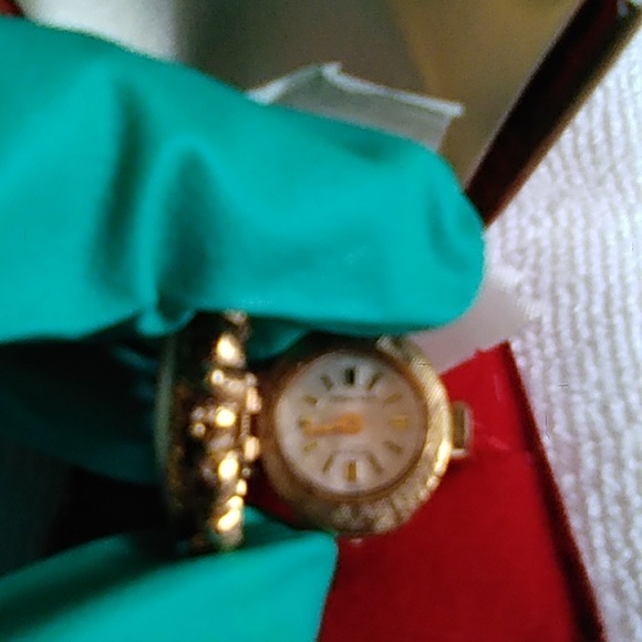 Ladies Victorian Style Cameo 17Jewel Ring Watch - Picture 6 of 12